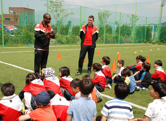 소외계층 아동을 위한 영어축구교실에서 경남FC의 외국 선수들이 아동들에게 영어로 축구를 가르치고 있다.