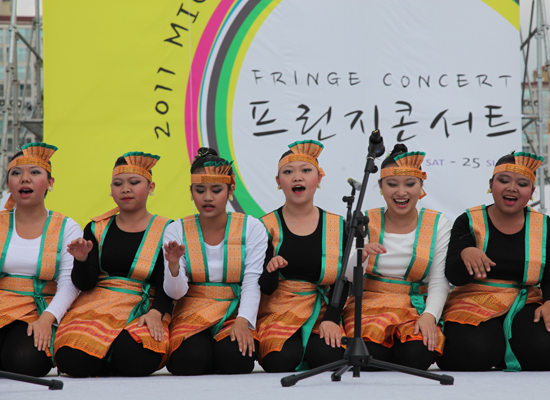 경남이주민축제 ‘Migrant`s Arirang’에서 인도네시아 전통춤 타리사만을 공연하고 있다.