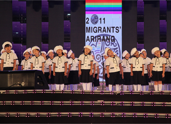 경남이주민축제 ‘ Migrant`s Arirang’에서 어린이 합창단이 축하공연을 하고 있다.