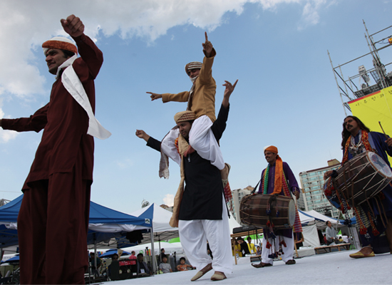 경남이주민축제 ‘ Migrant`s Arirang’에서 파키스탄 전통타악 연주인 ‘Punjob Dhool Group’에 맞추어 춤을 선보이고 있다.