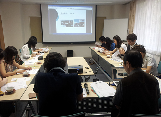 일본의 선진사회복지시설을 방문한 경남지역 사회복지사들이 복지시설의 프로그램에 대한 설명을 듣고 있다.